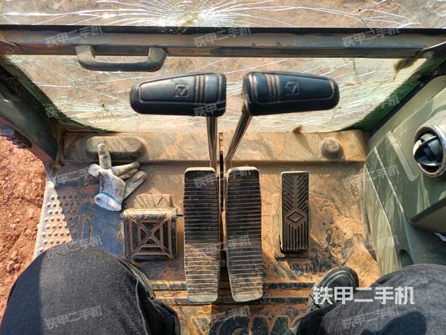 行走控制手柄和踏板?俯拍（駕駛室部分）