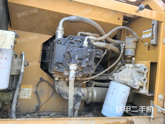 液壓泵艙室正面整體（整機外觀）