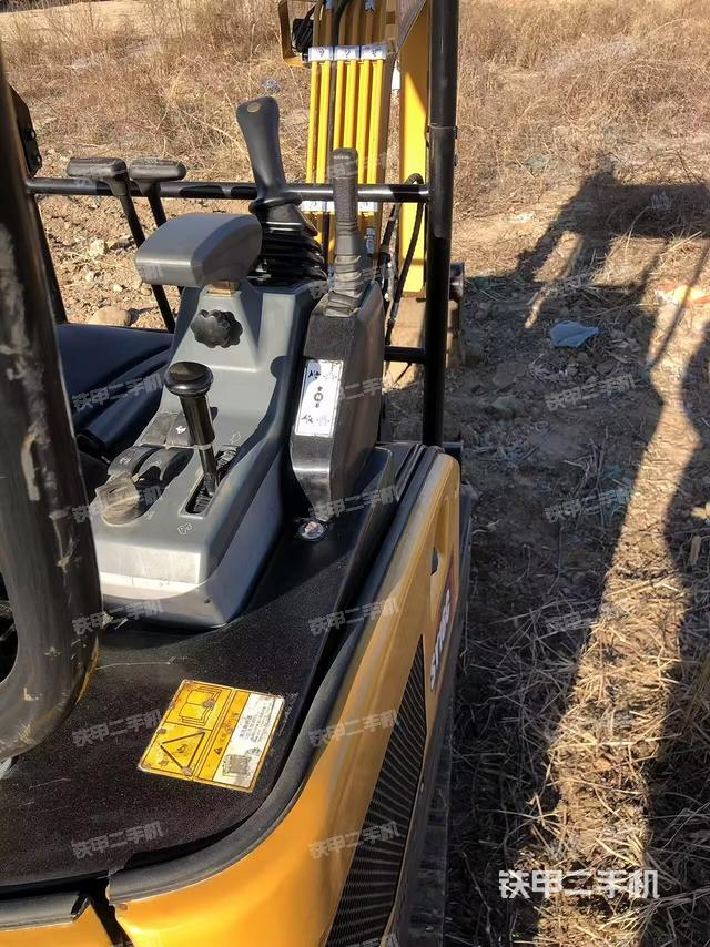 回轉(zhuǎn)馬達(dá)和主控閥(整機(jī)外觀) 回轉(zhuǎn)馬達(dá)和主控閥(整機(jī)外觀)