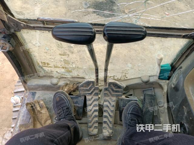 行走控制手柄和踏板?俯拍(駕駛室部分) 行走控制手柄和踏板?俯拍(駕駛室部分)