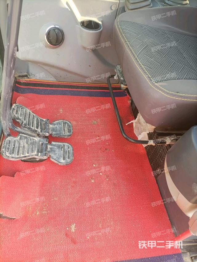 行走控制手柄和踏板?俯拍（駕駛室部分）