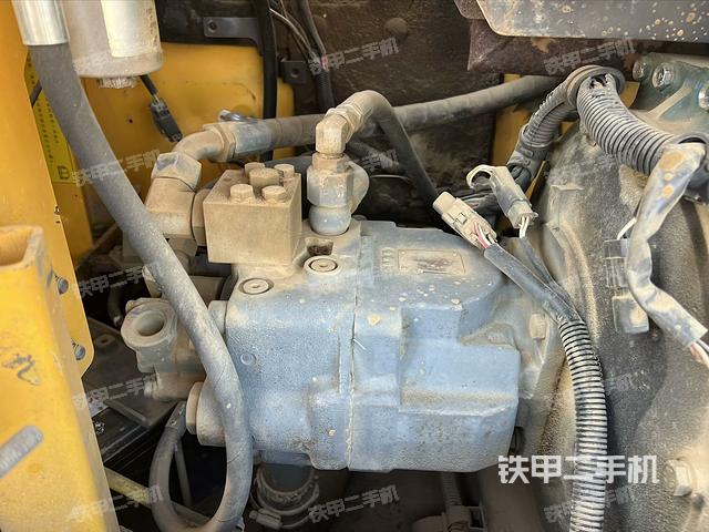 液壓泵艙室正面整體(整機外觀) 液壓泵艙室正面整體(整機外觀)