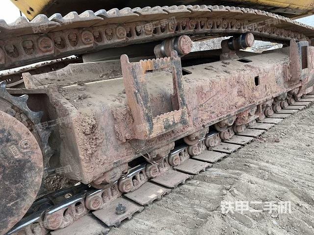 單側(cè)履帶整體(整機(jī)外觀) 單側(cè)履帶整體(整機(jī)外觀)
