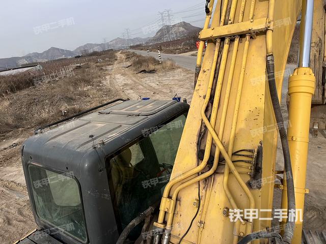 駕駛室頂部(整機(jī)外觀) 駕駛室頂部(整機(jī)外觀)