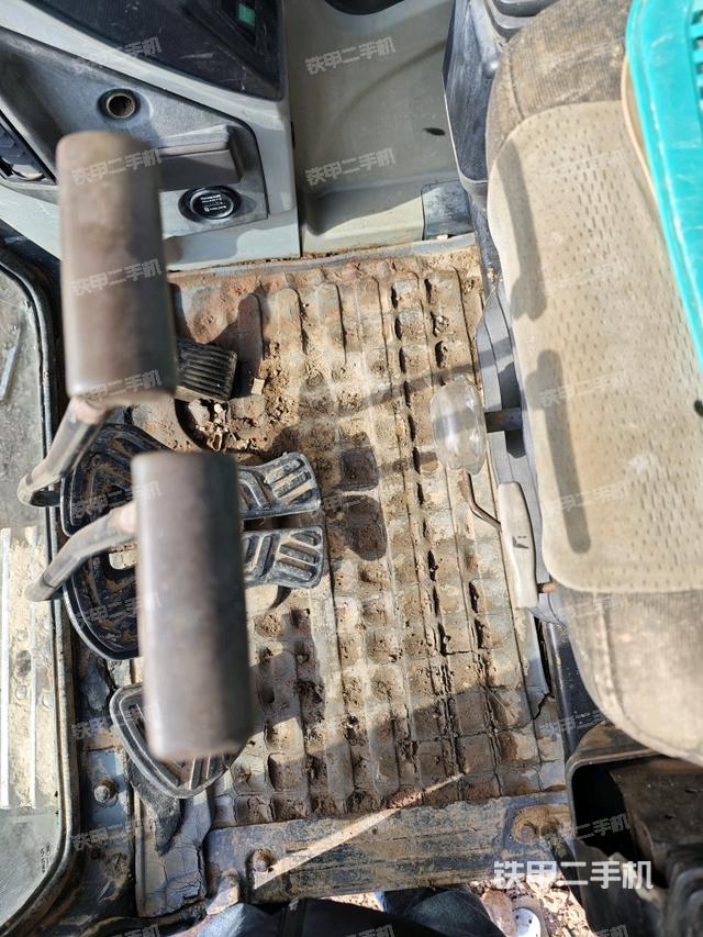 行走控制手柄和踏板?俯拍（駕駛室部分）