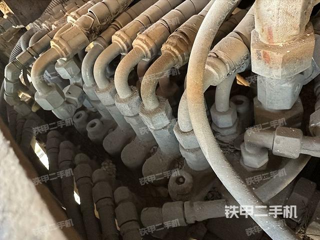 回轉(zhuǎn)馬達(dá)和主控閥(整機(jī)外觀) 回轉(zhuǎn)馬達(dá)和主控閥(整機(jī)外觀)