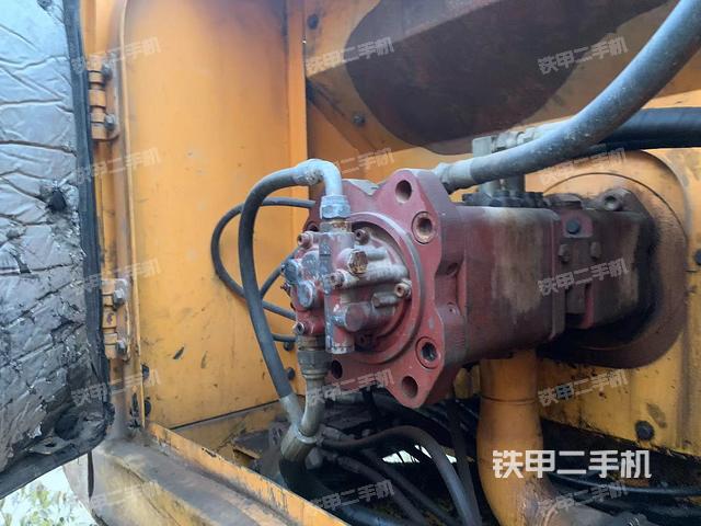 液壓泵艙室正面整體（整機外觀）