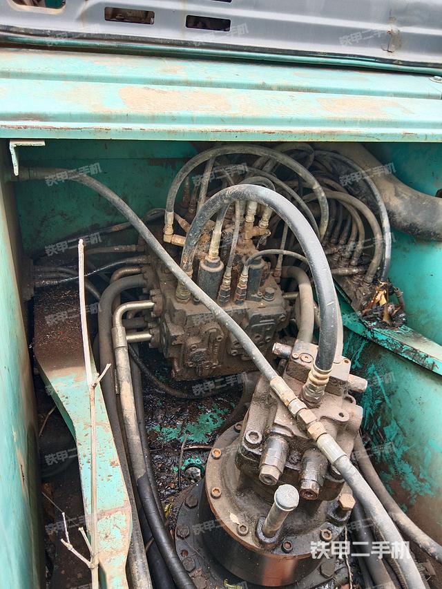 回转马达和主控阀（整机外观）