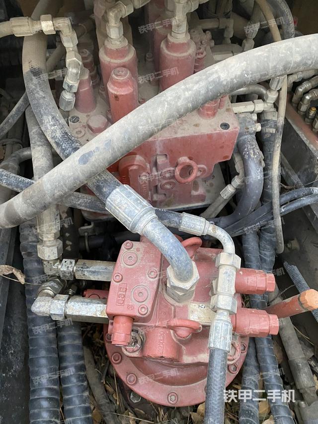 回轉(zhuǎn)馬達(dá)和主控閥（整機(jī)外觀）