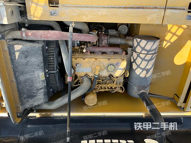 液压泵舱室正面整体（整机外观）