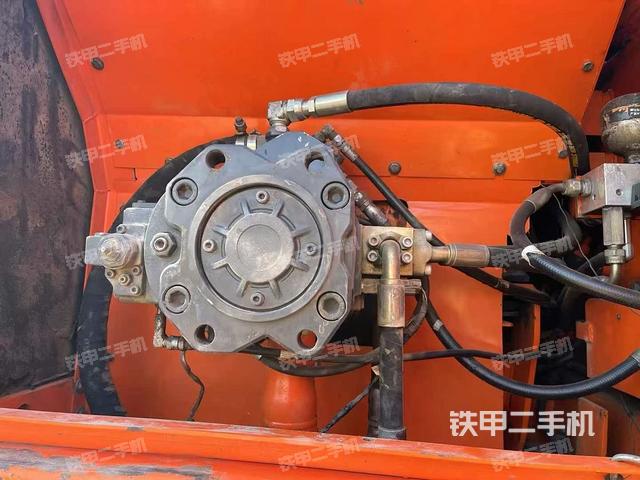 液压泵舱室正面整体（整机外观）