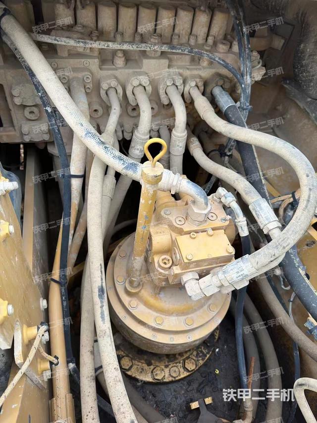 回轉(zhuǎn)馬達(dá)和主控閥(整機(jī)外觀) 回轉(zhuǎn)馬達(dá)和主控閥(整機(jī)外觀)