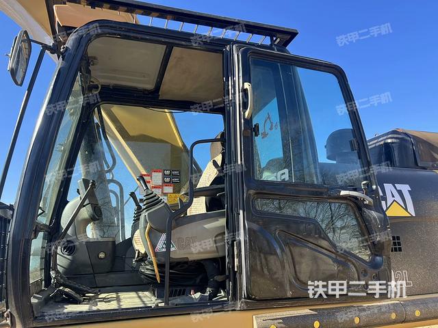 駕駛室整體(整機(jī)外觀) 駕駛室整體(整機(jī)外觀)