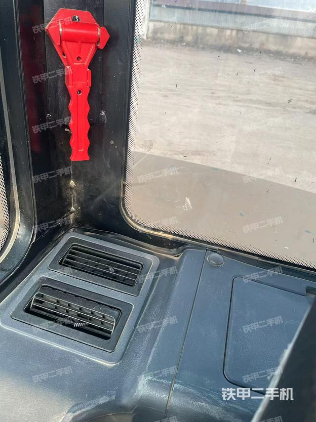 后窗玻璃角標（駕駛室部分）