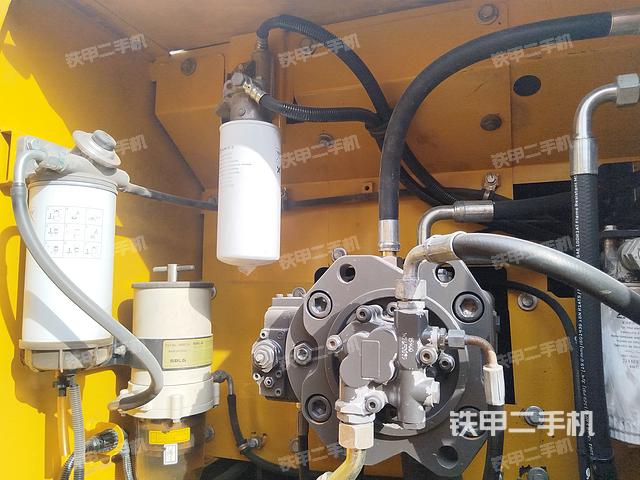 液壓泵艙室正面整體（整機外觀）