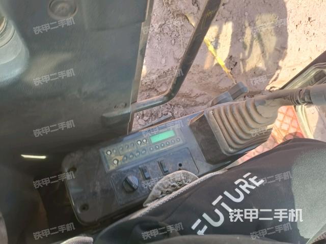 座椅右側(cè)控制臺(tái)/鑰匙門/油門/含右手柄（駕駛室部分）