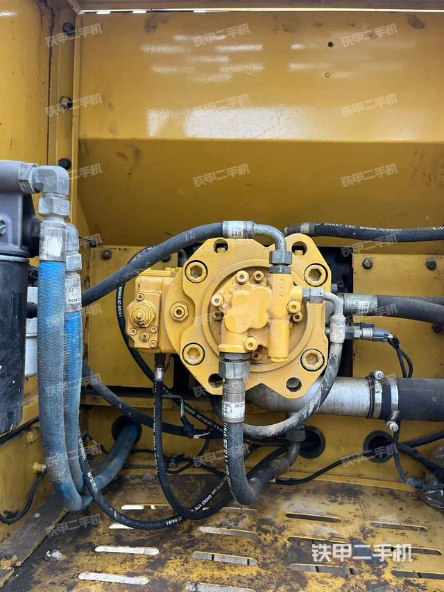 液压泵舱室正面整体（整机外观）