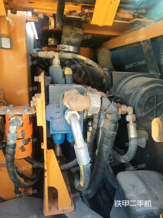 回轉(zhuǎn)馬達(dá)和主控閥(整機(jī)外觀) 回轉(zhuǎn)馬達(dá)和主控閥(整機(jī)外觀)