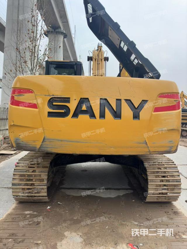 單側(cè)履帶整體(整機(jī)外觀) 單側(cè)履帶整體(整機(jī)外觀)