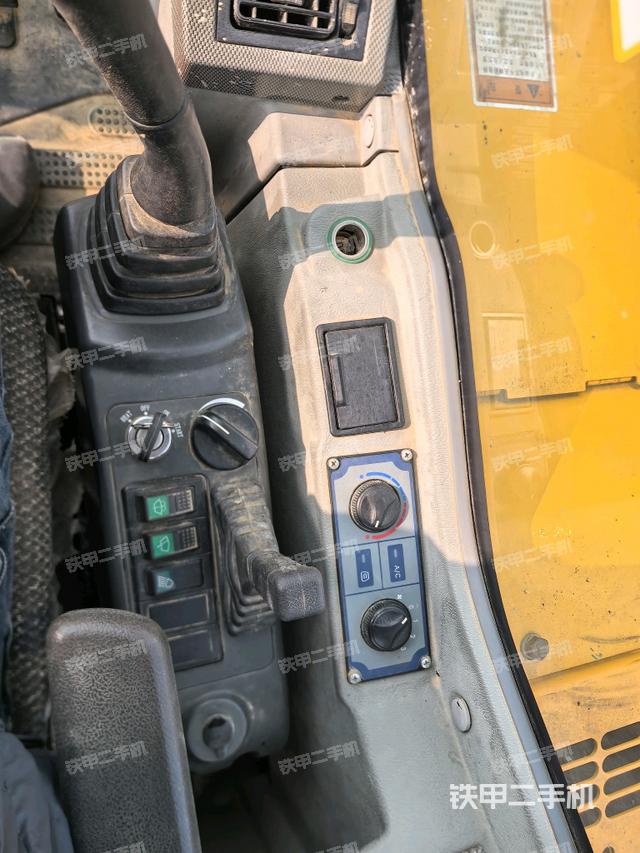 座椅右側(cè)控制臺(tái)/鑰匙門(mén)/油門(mén)/含右手柄（駕駛室部分）