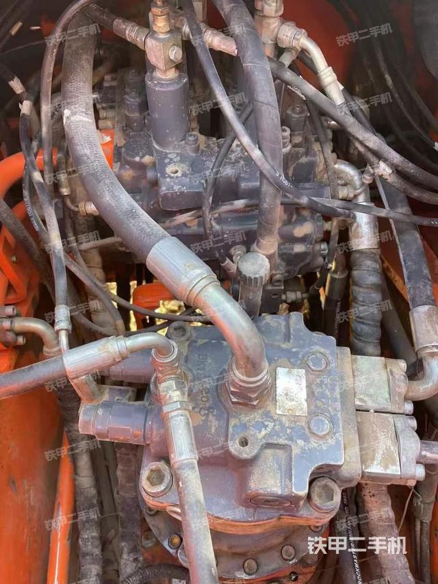 回转马达和主控阀（整机外观）