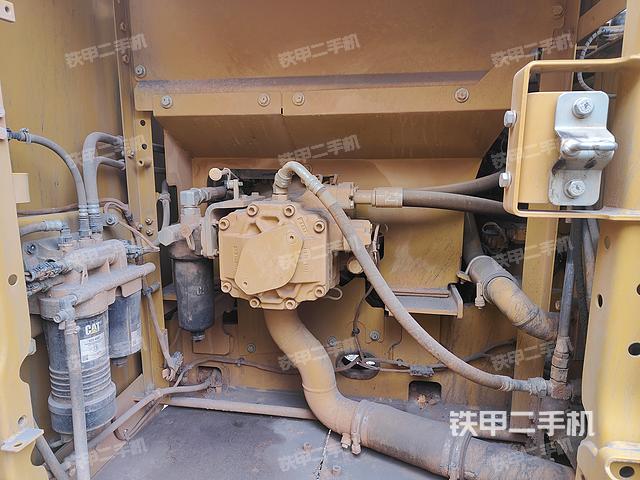 液压泵舱室正面整体（整机外观）