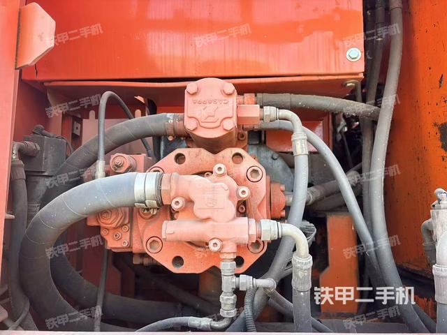 液壓泵艙室正面整體(整機外觀) 液壓泵艙室正面整體(整機外觀)