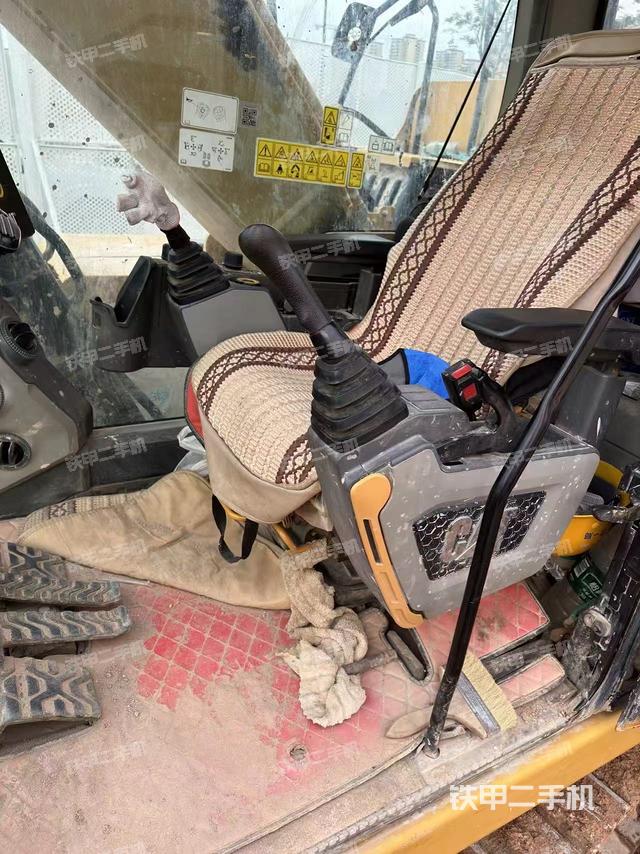 駕駛室整體(整機(jī)外觀) 駕駛室整體(整機(jī)外觀)