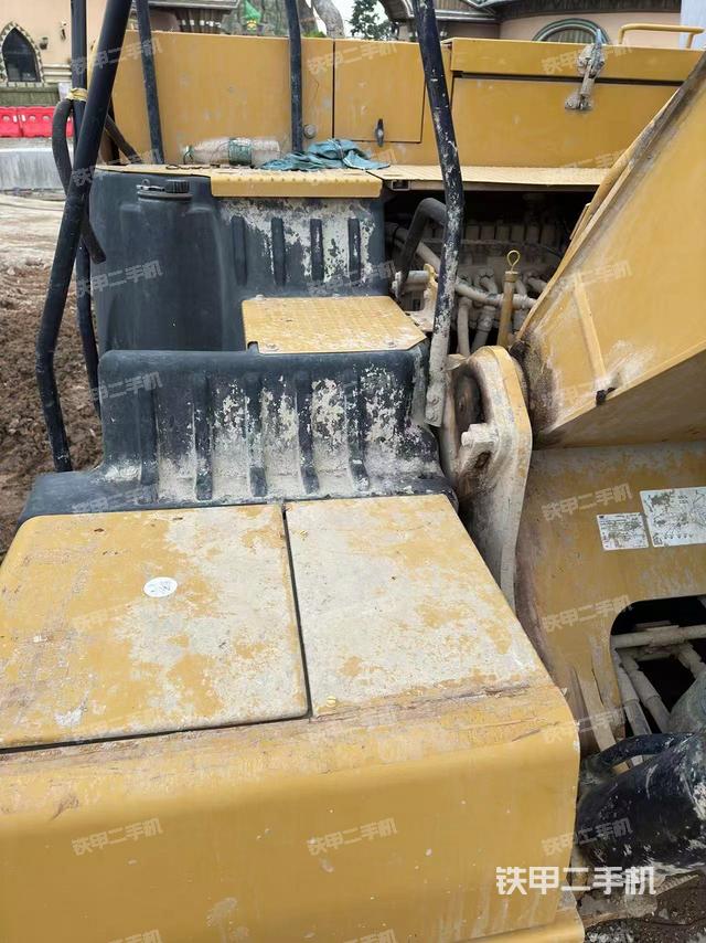 駕駛室頂部(整機(jī)外觀) 駕駛室頂部(整機(jī)外觀)