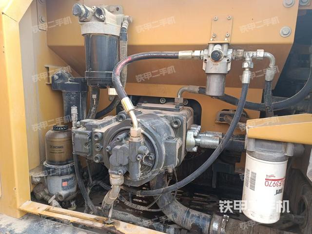 液壓泵艙室正面整體(整機外觀) 液壓泵艙室正面整體(整機外觀)