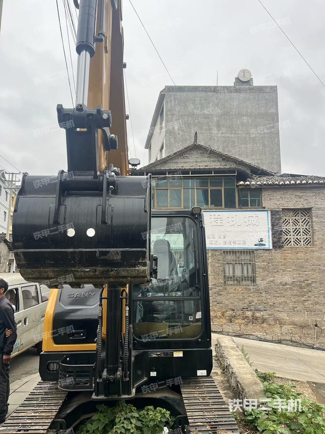 駕駛室頂部（整機外觀）