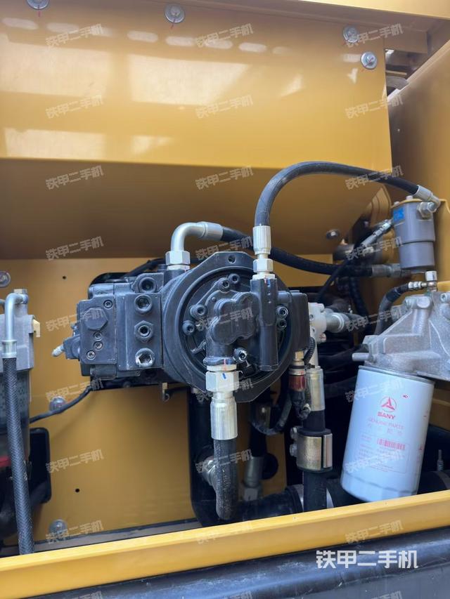 液壓泵艙室正面整體(整機(jī)外觀) 液壓泵艙室正面整體(整機(jī)外觀)