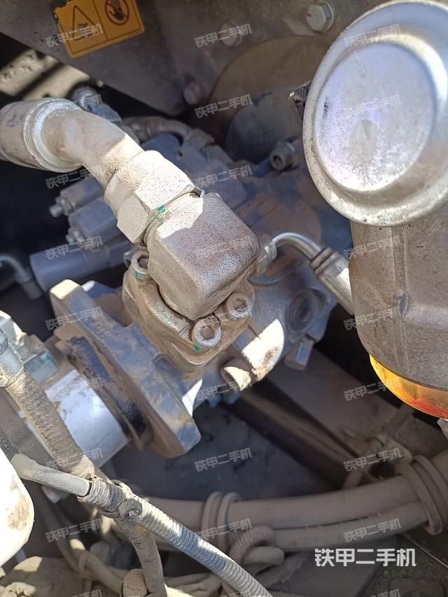 液压泵舱室正面整体（整机外观）