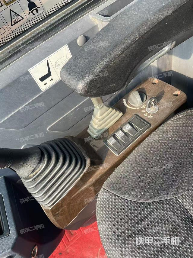 座椅右側(cè)控制臺/鑰匙門/油門/含右手柄（駕駛室部分）