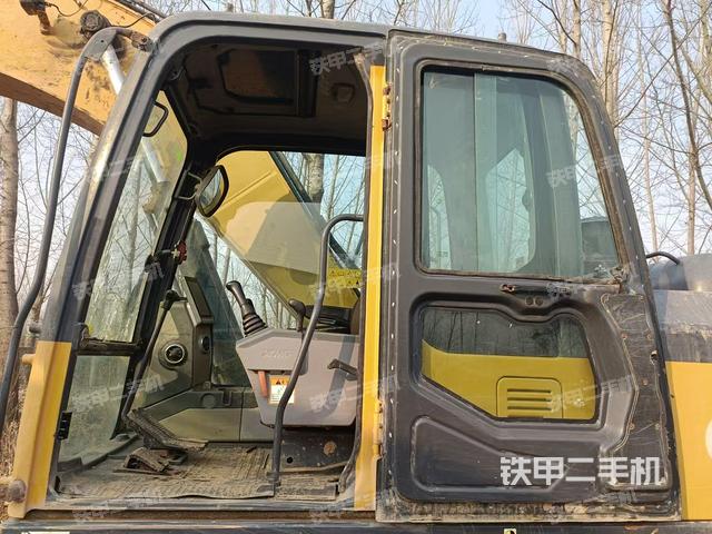 駕駛室整體(整機外觀) 駕駛室整體(整機外觀)