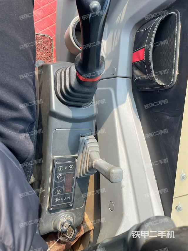 座椅右側(cè)控制臺(tái)/鑰匙門(mén)/油門(mén)/含右手柄（駕駛室部分）