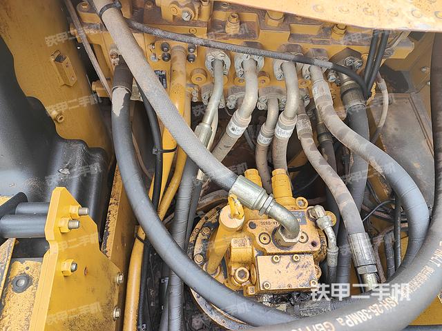 回转马达和主控阀（整机外观）