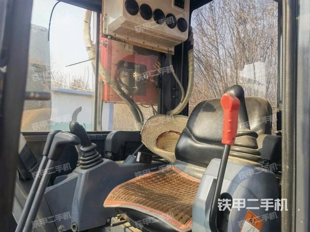駕駛室整體(整機外觀) 駕駛室整體(整機外觀)