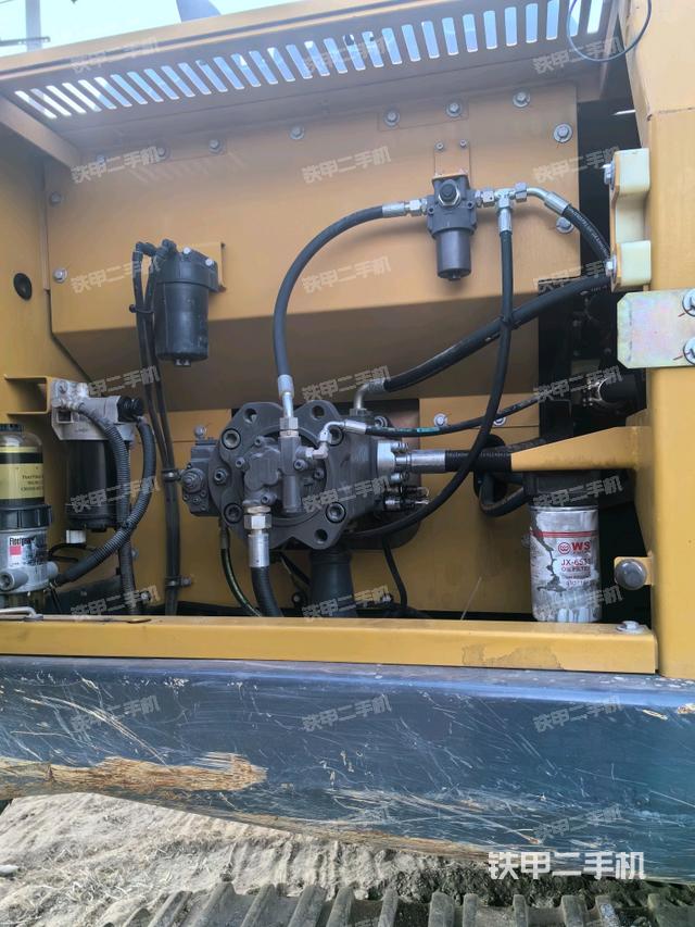 液壓泵艙室正面整體(整機(jī)外觀) 液壓泵艙室正面整體(整機(jī)外觀)