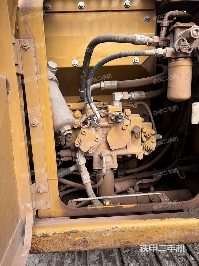 液壓泵艙室正面整體(整機外觀) 液壓泵艙室正面整體(整機外觀)