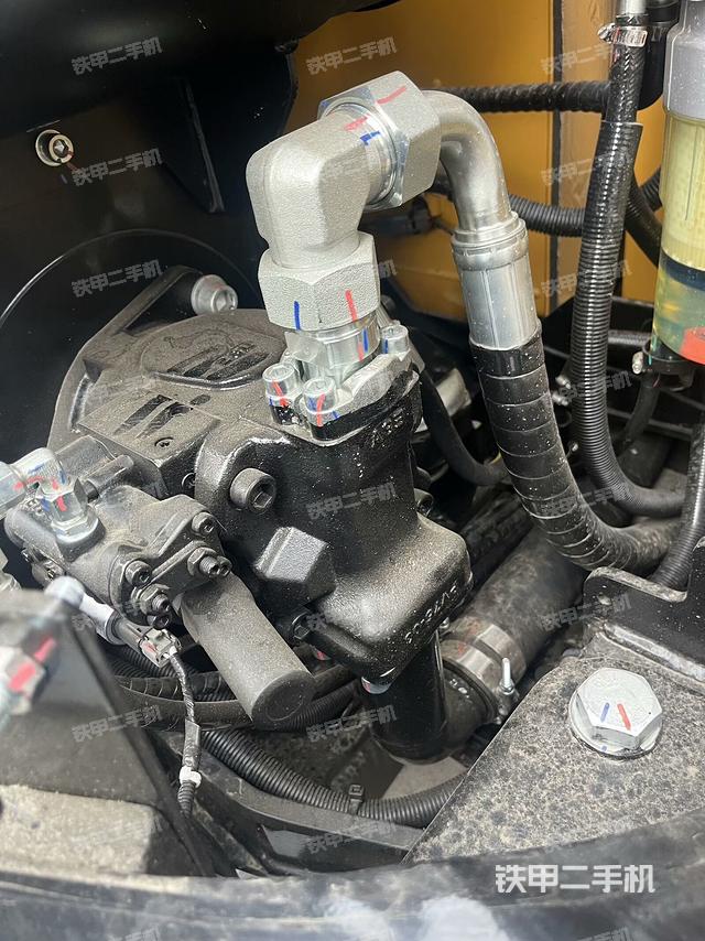 液壓泵艙室正面整體（整機外觀）