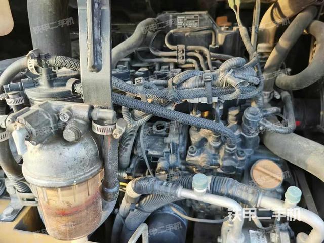 液壓泵艙室正面整體（整機外觀）