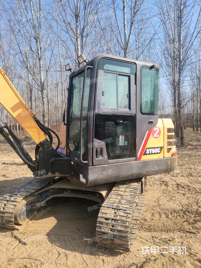 駕駛室整體(整機(jī)外觀) 駕駛室整體(整機(jī)外觀)