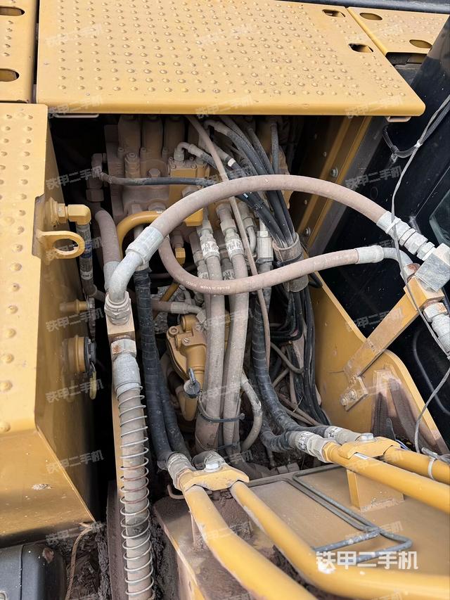 回轉馬達和主控閥(整機外觀) 回轉馬達和主控閥(整機外觀)