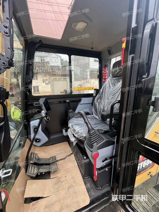 駕駛室整體（整機外觀）