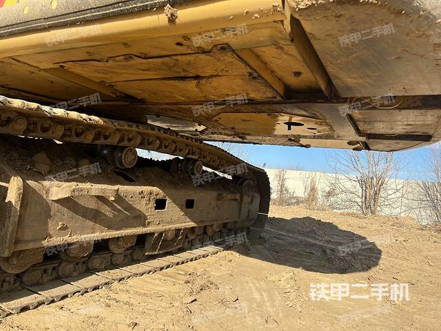 駕駛室頂部(整機(jī)外觀) 駕駛室頂部(整機(jī)外觀)