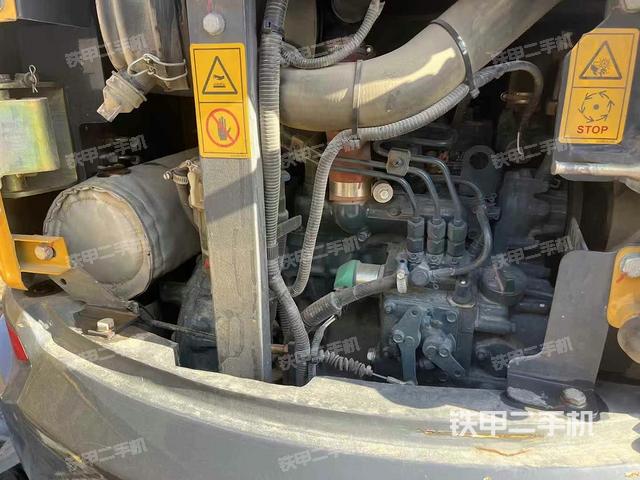 液壓泵艙室正面整體(整機外觀) 液壓泵艙室正面整體(整機外觀)