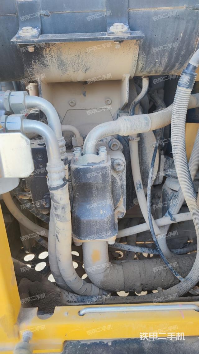 液壓泵艙室正面整體(整機外觀) 液壓泵艙室正面整體(整機外觀)