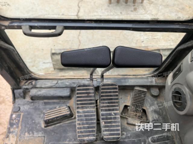 行走控制手柄和踏板?俯拍（駕駛室部分）