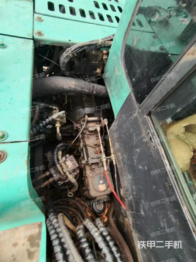 液压泵舱室正面整体（整机外观）